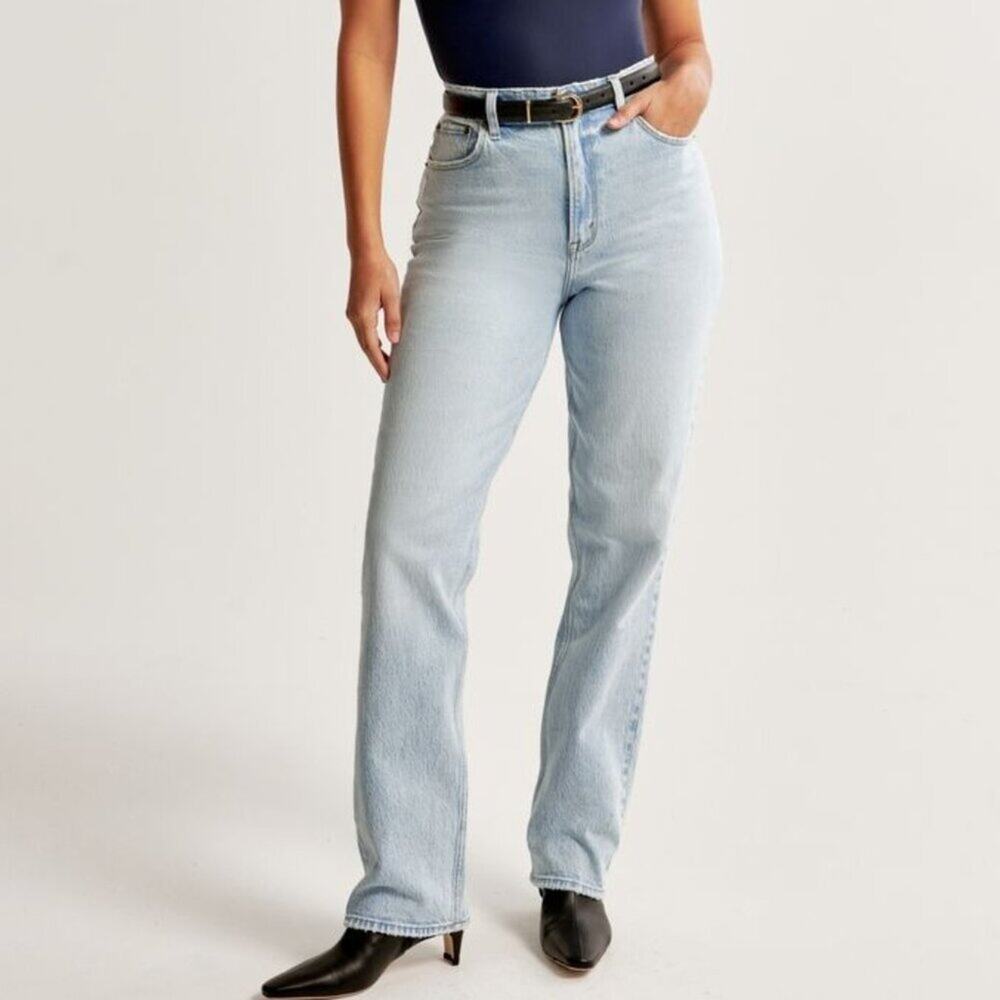 Abercrombie & Fitch Women's The '80's Mom High Rise Curve Love Jeans in Blue